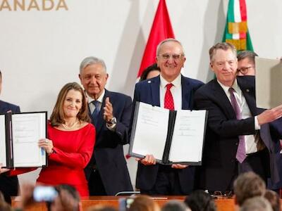 - Funcionarios del gobierno federal mexicano celebran la ratificación del T-MEC.