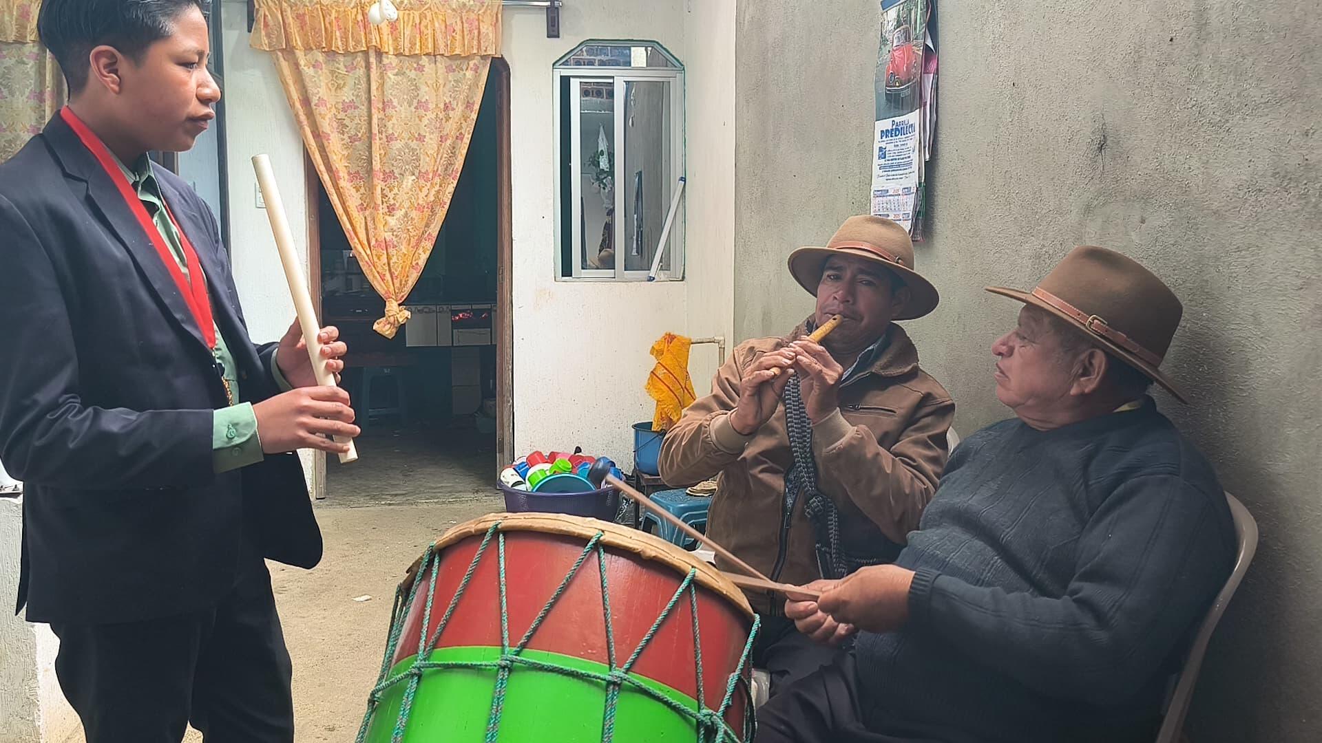 Félix y Lázaro Azurdia: los músicos que acompañan las fiestas patronales |  Biodiversidad en América Latina