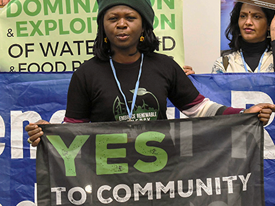 Rita Uwaka, al frente, en una manifestación de Amigos de la Tierra Internacional