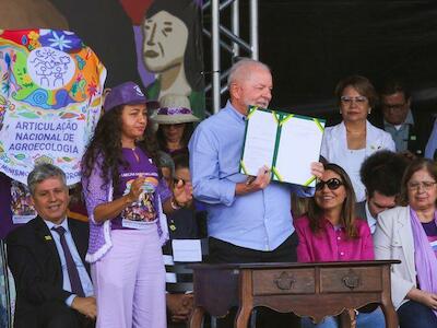 Lula firmó un decreto que aumenta la puntuación para familias encabezadas por mujeres en el programa, de cinco a diez puntos - Fabio Rodrigues-Pozzebom/ Agência Brasil