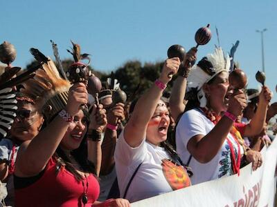 Mujeres indígenas y campesinas marchan en Brasilia