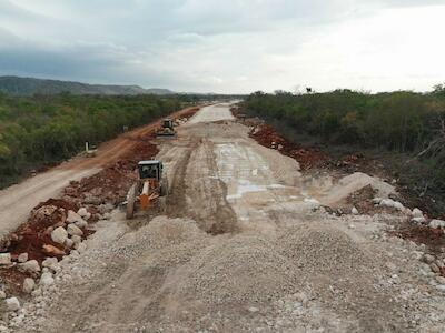La empresa española AZVINDI, encargada de la construcción del tramo 3 del Tren Maya continúa con los trabajos de construcción, pese a la suspensión definitiva otorgada por Tribunal Colegiado en Materias del Trabajo y Administrativa del 14 circuito. Foto: Robin Canul