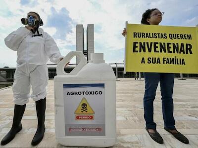 Protesto em frente ao Congresso Nacional, durante votação da nova lei de agrotóxicos, que deu poderes extras ao Ministério da Agricultura e Pecuária para a liberação de venenos. Crédito: Evaristo Sá/AFP