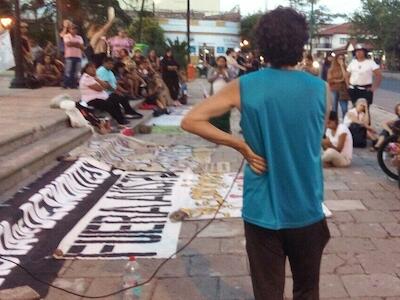 Folguera, de espaldas, durante la Asamblea de Lucha Socioambiental en Salta.