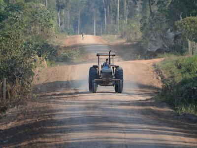 Tractor manejado por joven menonita en la Amazonía peruana. Foto: Yvette Sierra Praeli.