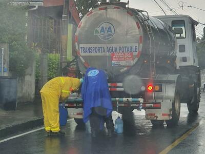 El AyA entrega agua potable en camiones cisterna en Bagaces desde el año pasado, debido a la contaminación de las fuentes de agua con arsénico. (Foto: AyA)