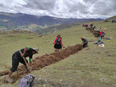 Campesinas peruanas siembran hoy agua para cosecharla mañana
