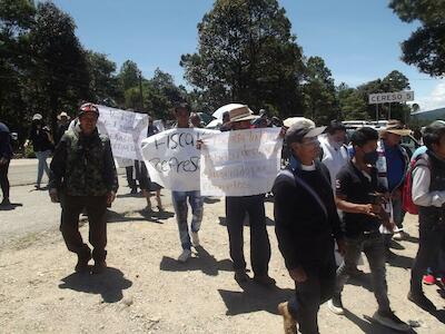 Pobladores de San Juan Cancuc participan de una peregrinación rumbo al CERSS No 5 para exigir la liberación inmediata de los defensores tzeltales. Foto: Sipaz