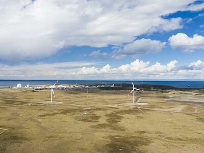 Parque eólico Vientos Patagónicos, instalado en 2019 por ENAP, en el sector de Cabo Negro. Foto: Javier Astudillo