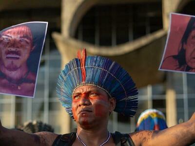 Indígenas de Pará y Amapá marcharon por la Esplanada dos Ministérios, en Brasilia, hasta el Ministerio de Justicia, denunciando las invasiones a sus territorios y los recientes asesinatos de líderes en Brasil. Foto: Tiago Miotto/Cimi