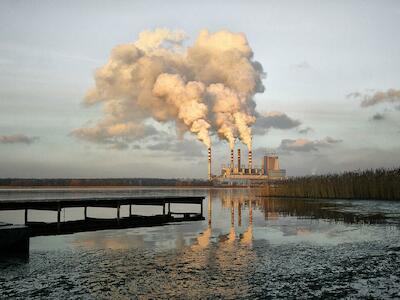 Como o dinheiro dos combustíveis fósseis transformou a negação climática na “palavra de Deus”