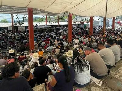 La 33 asamblea de los pueblosMasewal, Tutunaku y Mestizos de la Sierra Nororiental de Puebla, realizada el 26 de junio. Foto: La Coperacha/Diana Pérez