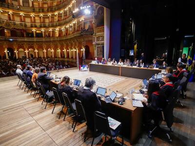 Una audiencia en 2024 de la Corte Interamericana de Derechos Humanos en Manaus, Brasil, para escuchar a interesados en su opinión sobre el clima y el ambiente. El tribunal decidió ahora que los Estados tienen la obligación de adoptar las políticas en el sentido que señala la ciencia para proteger los derechos humanos ante la crisis climática. Imagen: Romulo Serpa / Plca