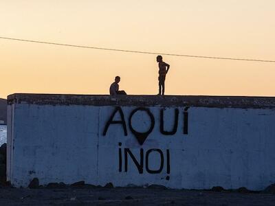 Este muro contra la planta de amoníaco se encuentra en Lázaro Cárdenas, una comunidad con alrededor de 400 familias de pescadores. Foto: cortesía Luis Brito