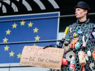 Un hombre se manifiesta en Bruselas para exigir medidas urgentes contra el cambio climático (Stephanie Lecocq / EFE)