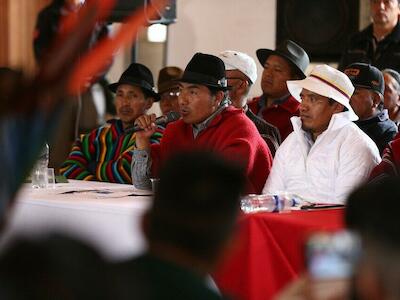 Leónidas Iza, líder de las protestas, en el diálogo con el gobierno.. Imagen: EFE