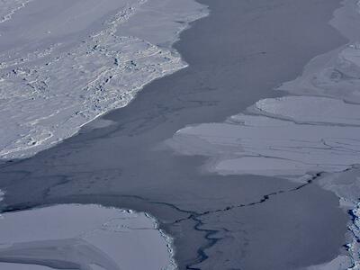 Hielo marino fracturado entre Islandia y Groenlandia en imagen de la misión satelital CryoSat para medir los cambios en el hielo terrestre. Foto: ESA–M. Davidson