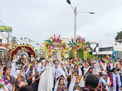 Texeles de cofradías en Chimaltenango participan de la tradición el Encuentro de la Candela. Foto Joel Solano