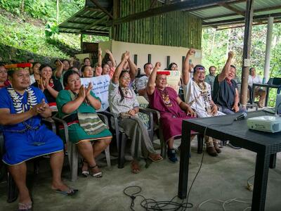 Miembros de la alianza indígena Ceibo siguen de forma virtual la audiencia en la que se decidió el descongelamiento de los fondos de su organización. El gobierno de Ecuador ha congelado cuentas bancarias de entidades y personas que hacen activismo indígena y ambientalista, pero los tribunales han ordenado revertir varias de esas medidas. Imagen: Michelle GAchet / Amazon Frontlines