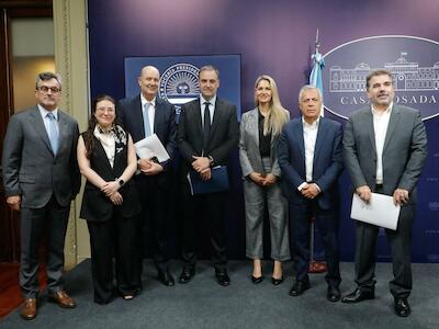 El Gobierno estrenó el ‘Consejo de Mayo’ y anunció que buscará eliminar límites a la compra de tierras por extranjeros y modificar el régimen de Ma...