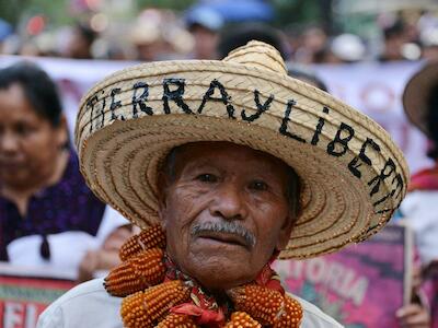 Ciudadanos protestan el asesinato del defensor ambiental Samir Flores, 36, en México en febrero de 2020. Foto: Eyepix/ABACA/ABACA/PA Images