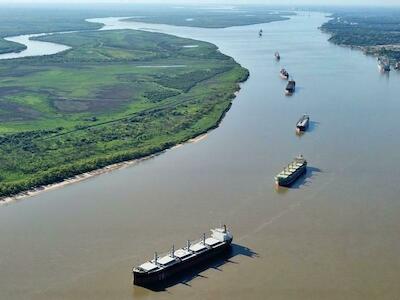 Imagen de la Hidrovía Paraná-Paraguay, un corredor natural de transporte fluvial de más de 3.400 kms. de largo que forma parte del sistema hídrico de la “Cuenca del Plata” y se extiende a través de los ríos Paraná y Paraguay, permitiendo la navegación continua entre los puertos de Argentina, Brasil, Bolivia Paraguay y Uruguay