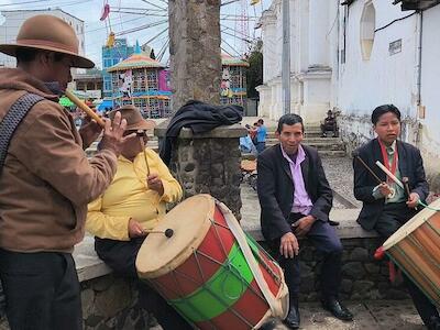 Créditos: Don Félix y Lázaro Azurdia tocan instrumentos como la chirimía y el tambor en las fiestas patronales. Foto Joel Solano