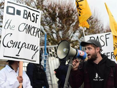 Francia: Más de 500 campesinxs y activistas bloquean la planta de pesticidas de BASF