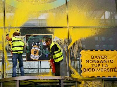 Activistas franceses de Attac pintan con spray la sede parisina de Bayer AG para protestar por su producción de pesticidas dañinos para el medio ambiente en París, el jueves 14 de marzo de 2019. © AP - Francois Mori