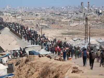 Miles de palestinos regresan desde improvisados campamentos y refugios en el sur hacia sus hogares y vecindarios en el norte de la Franja de Gaza, en medio de un panorama desolado por los bombardeos durante dos años de guerra. Las agencias de las Naciones Unidas solicitan que Israel abra urgentemente los pasos fronterizos para ingresar con ayuda en alimentos, medicinas y otros bienes. Imagen: ONU