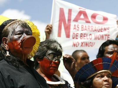 Pueblos indígenas de la cuenca del Amazonas se manifiestan contra la construcción de la presa hidroeléctrica de Belo Monte. Brasilia, febrero de 2011. Foto de International Rivers