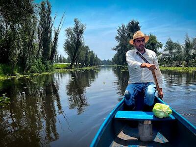 Carlos Sumano, quien gestiona en campo el proyecto de restauración ecológica, bautizado como chinampa-refugio, se sabe de memoria el estado de cada refugio, su ubicación y hasta los horarios de almuerzo de los propietarios. Crédito: Aminetth Sánchez.  Créditos