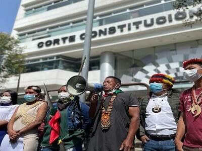 Un número importante de representantes de las disímiles comunidades indígenas de Ecuador se presentaron en la corte para entregar las firmas. | Foto: www.amazonfrontlines.org
