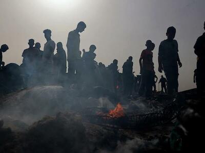 Varias personas caminan sobre los escombros tras un ataque israelí en Rafah, Franja de Gaza.Fotografía: EYAD BABA/AFP vía Getty Images