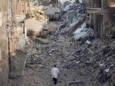 Imagen de Abu Safiya caminando por las ruinas del hospital Kamal Adwan