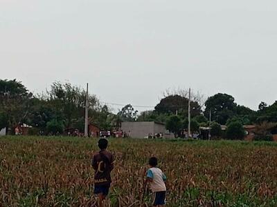 Crianças Avá Guarani observam não indígenas em frente a TI Guasu Guavirá, no Paraná - Povo Avá Guarani