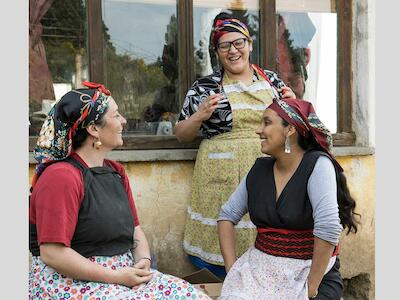 Débora Vera, Celeste Ardaiz Guenumil y Luciana Jaramillo en el Centro Mapuche de Bariloche. Foto: Denali Degraf