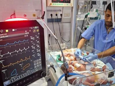 Varios bebés comparten una incubadora en la unidad de cuidados intensivos neonatales del Hospital Al Helou. Esto aumenta las posibilidades de infección. El sistema inmunitario de los recién nacidos, especialmente de los prematuros, aún no está desarrollado. © Joanne Perry/MSF
