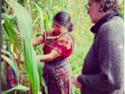 Clara Yoxom López, agricultora de la granjita “El Abuelo”, Momostenango, enseñándome especificidades de su milpa. Fotografía: Red de Escuelas Interculturales por la Soberanía Alimentaria, REISA