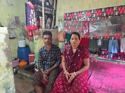 Bapi Mondal y su esposa Shanti en la sureña ciudad india de Bangalore, a donde la familia se vio forzada a migrar cuando el cambio climático le hizo a perder sus medios de vida tradicionales en los Sundarbans, una gran región de humedales en el noreste del país. Imagen: Diwash Gahatraj / IPS