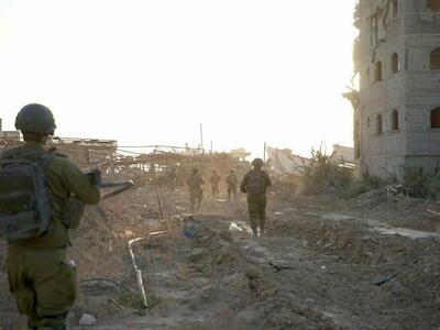 Soldados israelíes avanzan por entre las ruinas de edificios bombardeados en la Franja de Gaza. El gobierno de Israel anunció la ocupación militar total de ese territorio, lo que rechaza el alto comisionado de la ONU para los derechos humanos porque desconoce una sentencia de la Corte Internacional de Justicia y causará aún más sufrimiento a la población palestina al cabo de 22 meses de guerra. Imagen: FDI