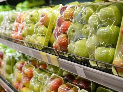 Los aditivos tóxicos del plástico que ingerimos a través de los alimentos