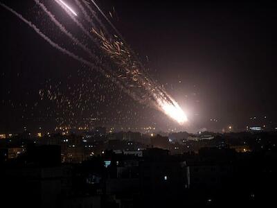 Madrugada de terror en Gaza: 92 muertos por bombardeos israelíes y un estadio atacado