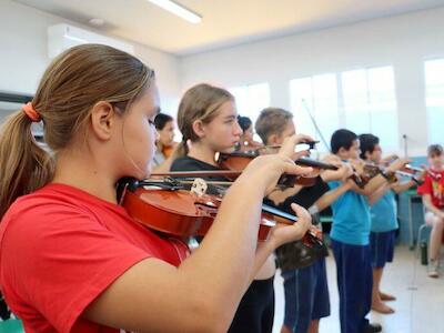 Aulas de violino no núcleo Eli Vive, em Londrina, são parte do programa da Orquestra Popular. Foto: Emerson Dias