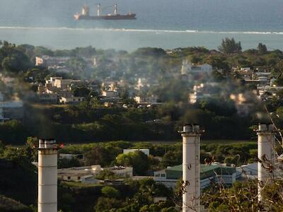 UNDP Mauritius/Stéphane Bellero Una planta de energía en Mauricio genera emisiones de gases de efecto invernadero