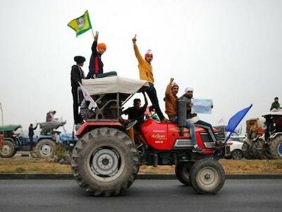 Los agricultores durante una protesta en la autopista que conecta a Delhi con otros estados. Foto de Reuters.
