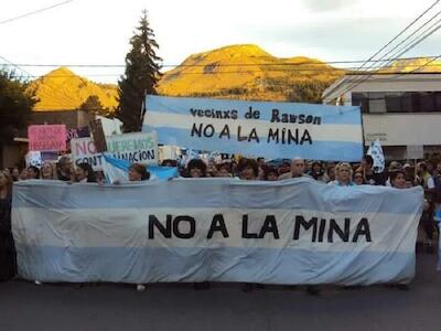 Movimientos sociales y ambientales de Chubut marchan contra intención de imponer megaminería en Argentina