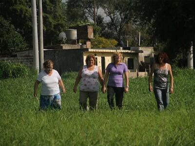 Mujeres que se paran en el lugar de la dignidad