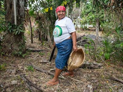 Mujeres recolectoras ponen su vida en primera línea para defender la selva brasileña
