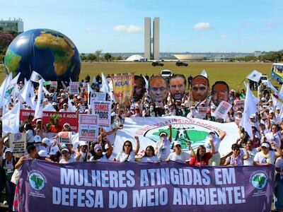 No dia do Meio Ambiente, mulheres do MAB protestam contra PL da Devastação em Brasília (DF). Foto: Joyce Silva / MAB